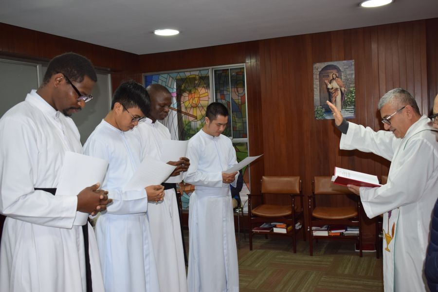 ESTUDIANTES CLARETIANOS DE ASIA Y ÁFRICA RENUEVAN SUS VOTOS.