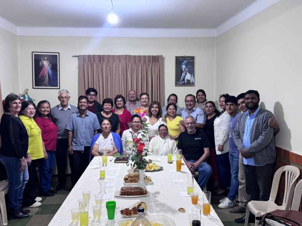 Dar la bienvenida al padre Rolando Málaga